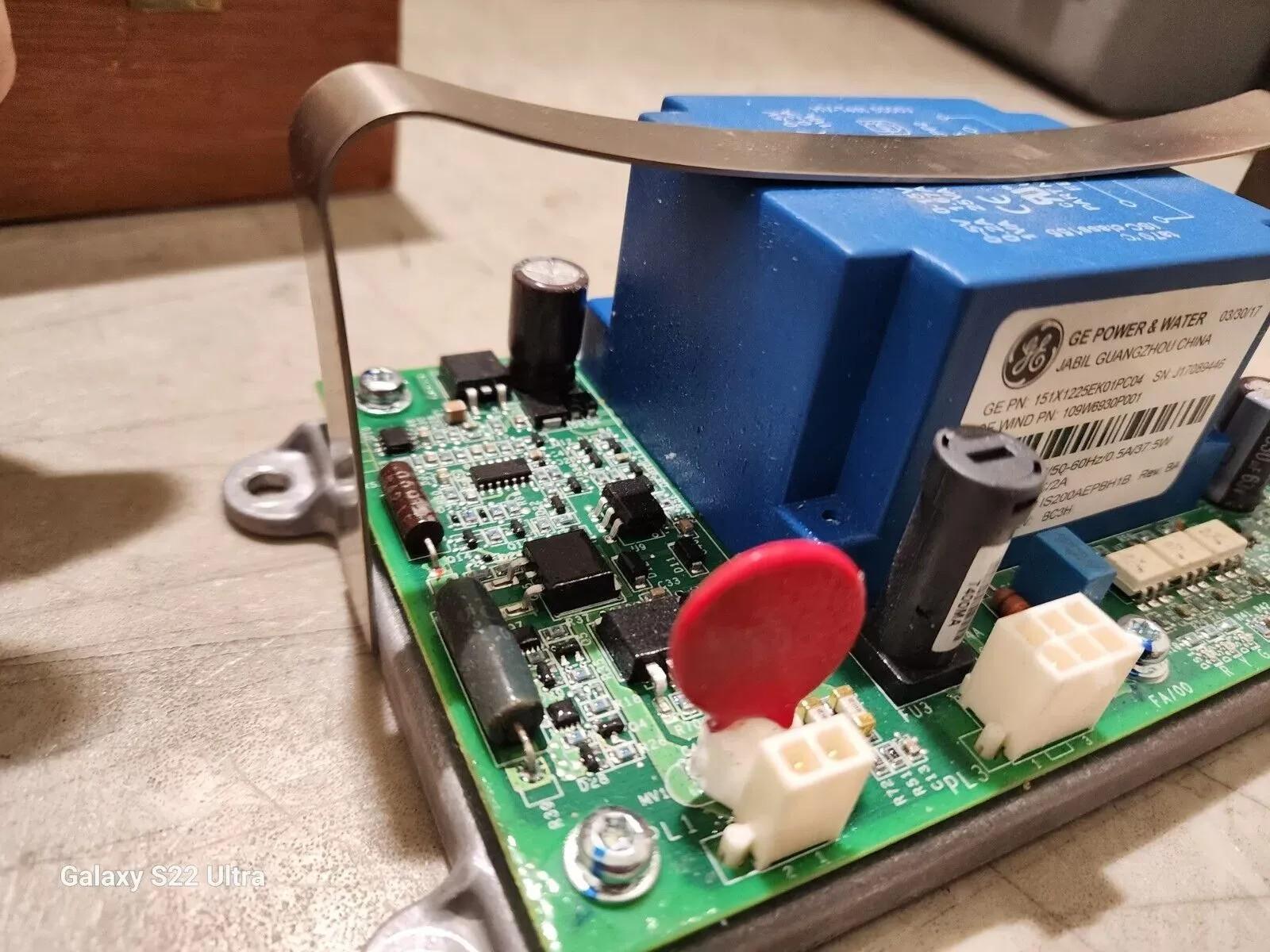 GE IS200AEPBHIBAA 151X1225EK01PC04 BATTERY CHARGER